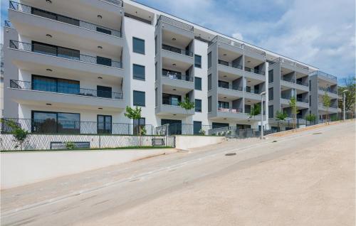 1 Bedroom Awesome Apartment In Makarska