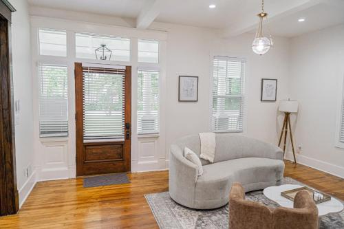 Ruang duduk di Beautiful Home Located In Norcross