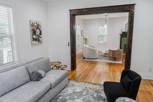 Ruang duduk di Beautiful Home Located In Norcross