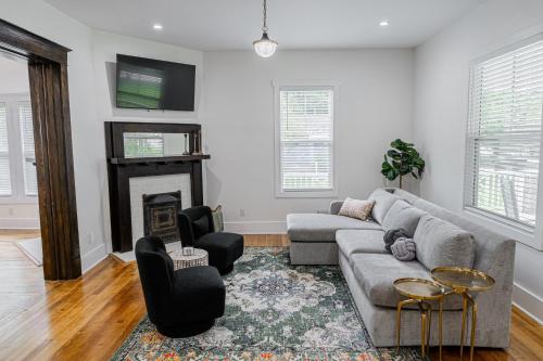 Ruang duduk di Beautiful Home Located In Norcross