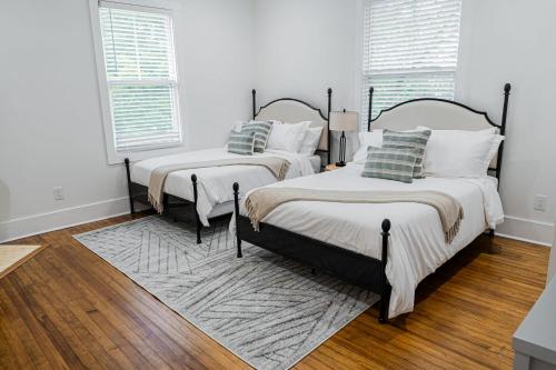 Katil atau katil-katil dalam bilik di Beautiful Home Located In Norcross