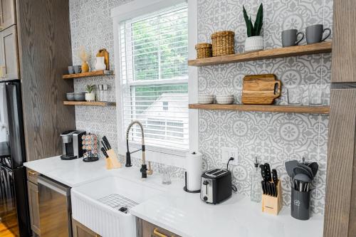 Dapur atau dapur kecil di Beautiful Home Located In Norcross