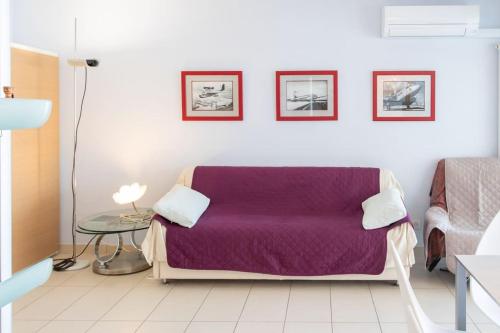 - une chambre avec un lit violet et une table dans l'établissement A2 2R Antibes Port terrace sea view/ Parking & AC, à Antibes
