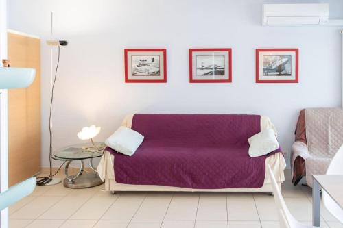 - une chambre avec un lit violet et une table dans l'établissement A2 - 1 BDR Antibes Sea & Port View - AC, Garage & Terrace, à Antibes