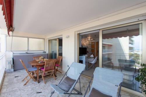 une salle à manger avec une table et des chaises sur un balcon dans l'établissement A2 - 1 BDR Antibes Sea & Port View - AC, Garage & Terrace, à Antibes
