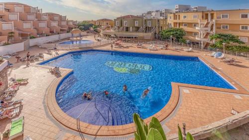 una gran piscina con gente en el agua en Luxury Apartment Orlando, en Adeje