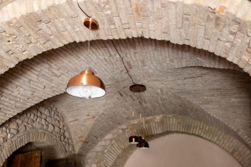 een plafond van een wijnkelder met een licht bij Loft nel cuore di Assisi - 50 mt da Carlo Acutis in Assisi