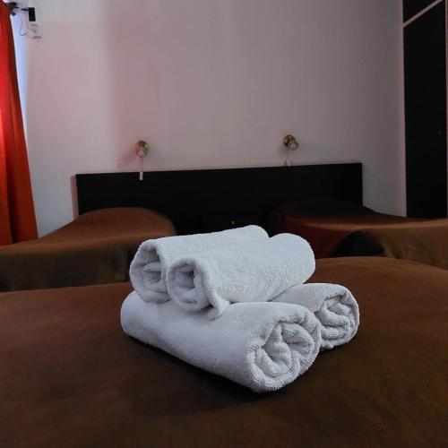 a pile of towels sitting on top of a bed at HOTEL APOLO NEUQUEN in Neuquén