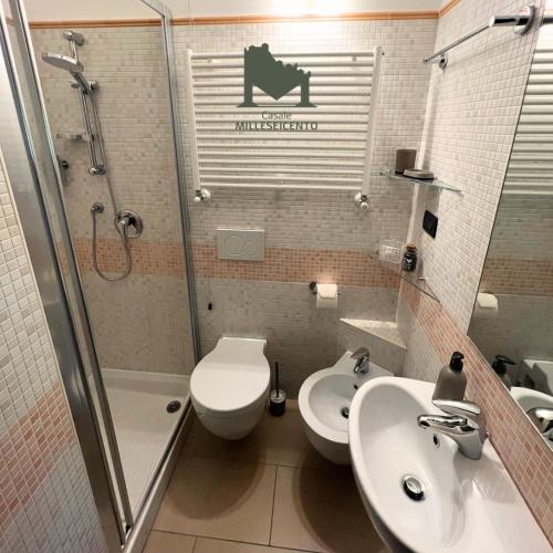 La salle de bains est pourvue de toilettes, d'un lavabo et d'une douche. dans l'établissement Casale Milleseicento, à Gavi