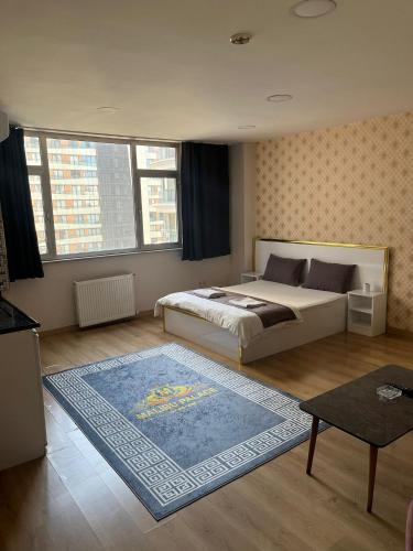1 dormitorio con 1 cama, 1 alfombra y 2 ventanas en malibu palaca en Estambul