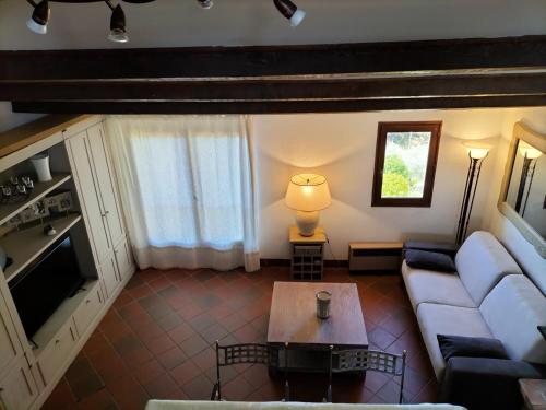 ein Wohnzimmer mit einem Sofa und einem Tisch in der Unterkunft les aires in Sainte-Croix-de-Verdon