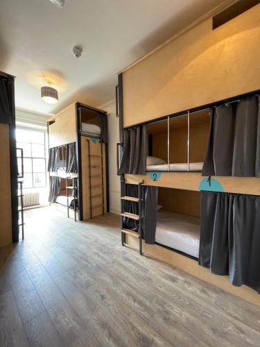 um dormitório com beliches e um corredor em Leevin Hostel George em Dublin