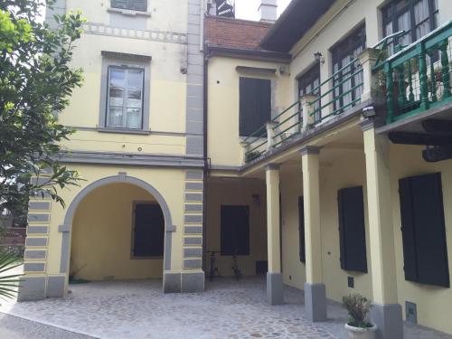 an external view of a building with an archway at Villa Rosi in Cormòns