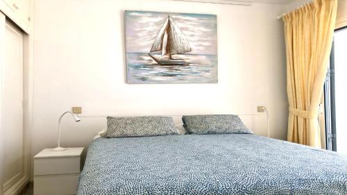 sypialnia z łóżkiem z obrazem żaglówki na ścianie w obiekcie Top Seaside Powered by SolymarCalma w mieście Costa Calma