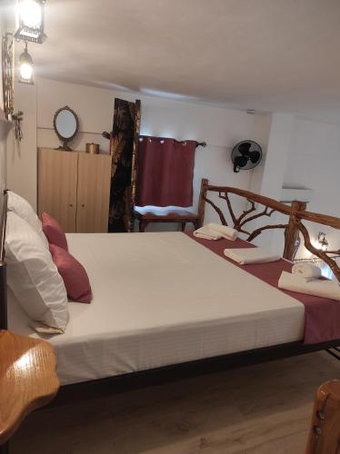 Кровать или кровати в номере Orange Garden Loft