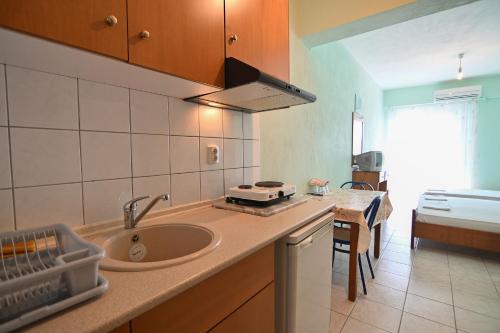 eine Küche mit einer Spüle und einer Arbeitsplatte in der Unterkunft Greece Asprovalta Rooms Accomodation Apartment Hotel Petalo in Asprovalta