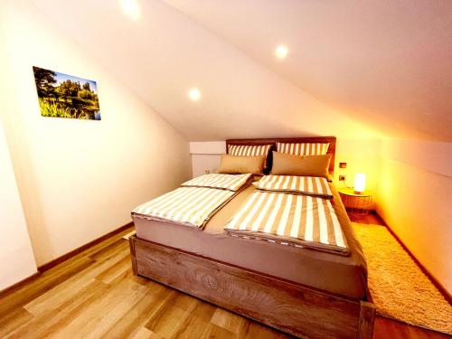 um quarto com uma cama num sótão em Chill Hill House em Sveti Martin na Muri