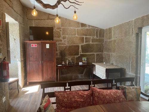 的住宿－Planalto Dourado，一间设有桌子和石墙的用餐室