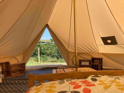 uma tenda com 2 camas e vista em Roaches Retreat Eco Glampsite - Rocky Reach Bell Tent em Upper Hulme