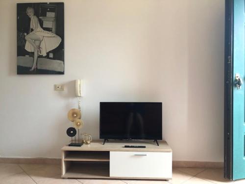 Una televisión o centro de entretenimiento en Home Sulcitana