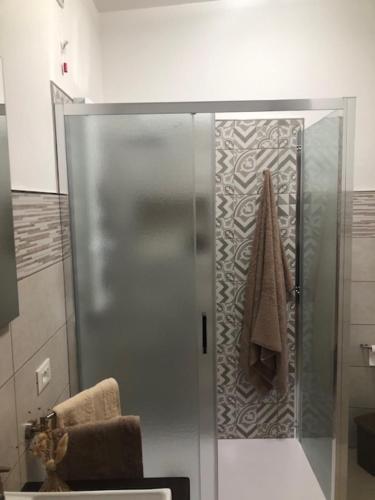 um chuveiro com uma porta de vidro na casa de banho em Home Sulcitana em Elmas