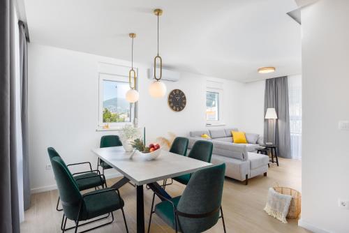 Penthouse Apartments East and West Star