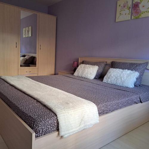 um quarto com uma cama grande e 2 almofadas em Apartment RELAX in the city center, free parking em Yambol