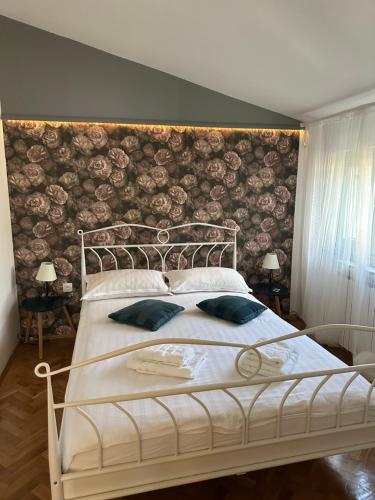 sypialnia z dużym białym łóżkiem w pokoju w obiekcie Apartments & Villa Tisno w mieście Obrovac
