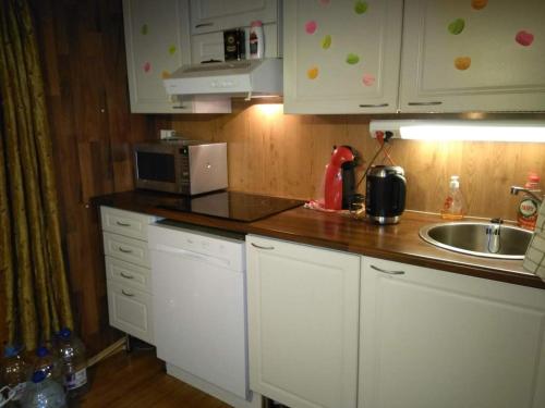Ett kök eller pentry på Holiday Cabin Kerimaa 41