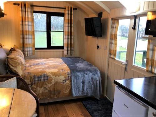 Ένα ή περισσότερα κρεβάτια σε δωμάτιο στο Idyllic Shepherds Hut glorious views to South Downs 'Perch'