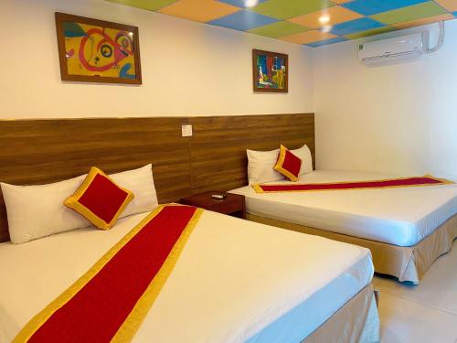 Giường trong phòng chung tại Khách sạn Vườn Cau & Khu vui chơi giải trí SaLa