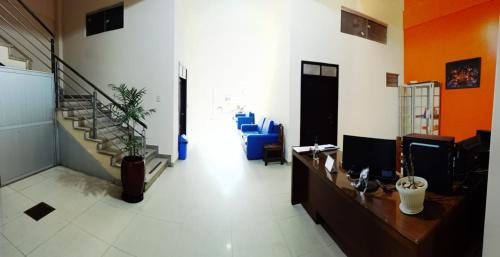 biuro z biurkiem i schody w pokoju w obiekcie Hostal Killa360 Luna w mieście Santa Cruz de la Sierra