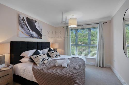a bedroom with a bed with two stuffed animals on it at Lyter Living-The Foundry-Jericho-Oxford-Parking Included in Oxford