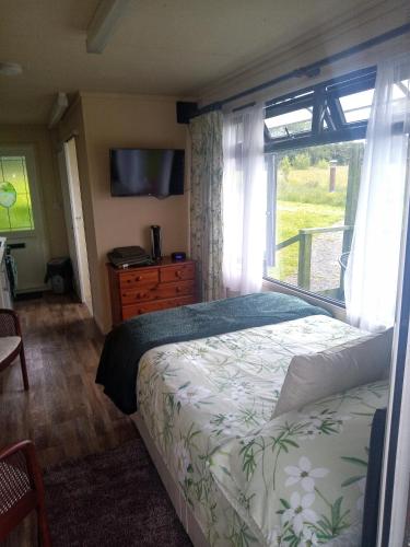 Katil atau katil-katil dalam bilik di Peaceful ensuite lakeside cabin 'Tench'