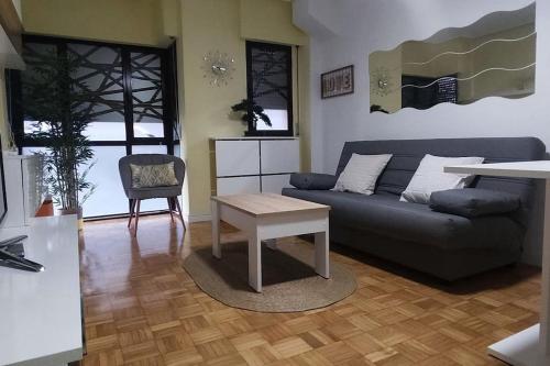uma sala de estar com um sofá e uma mesa em Los Bolardos em Zamora