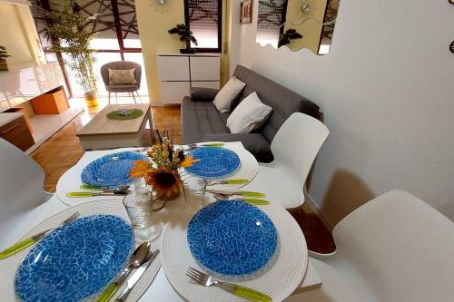 a white table with blue plates on top of it at Los Bolardos in Zamora