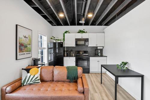 sala de estar con sofá y cocina en Housepitality - The City View Suite, en Columbus
