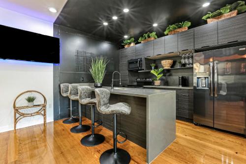 una cucina con bancone e bar con sgabelli di 5 bedroom Villa w private rooftop a New Orleans
