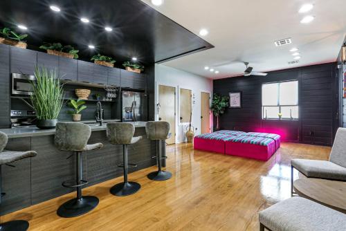 uma sala de estar com um bar e um sofá em Eclipse Rooftop Villa em Nova Orleães