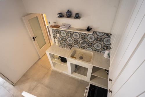 an overhead view of a small kitchen with a sink at Traditional White House in Dhragoulás