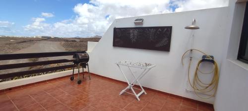 Zimmer mit einer Bank und Blick auf die Wüste in der Unterkunft ANCONES LEJANOS GuestHouse in Costa Teguise