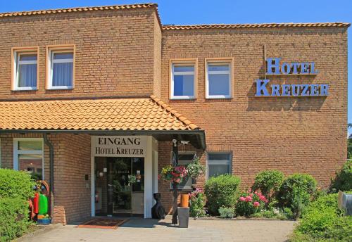 a brick building with a flower shop at Hotel Kreuzer in Wedel