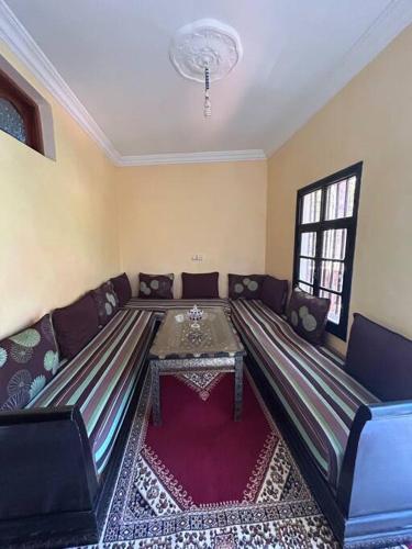 sala de estar con sofá y mesa en Appartement avec belle vue à ourika Oulmes en Marrakech