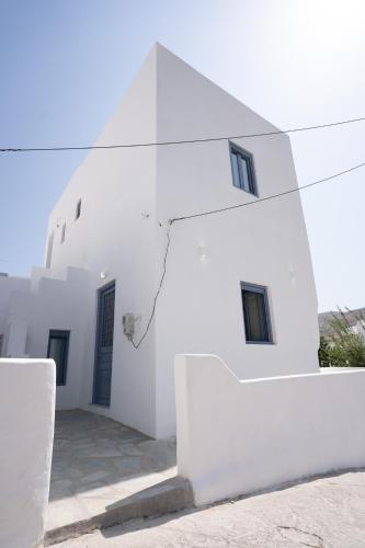 a white building with a cracked wall at Traditional White House in Prodromos Paros