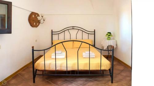 1 dormitorio con 1 cama de metal en una habitación en Dammusi Barone, en Pantelleria