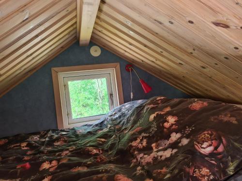 Ένα ή περισσότερα κρεβάτια σε δωμάτιο στο Stuga i naturen