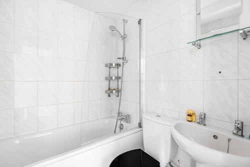 bagno con vasca, lavandino e servizi igienici di Beautiful Euston a Londra