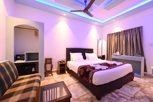um quarto com uma cama king-size e um sofá em Hotel Quinta da Branca em Baga
