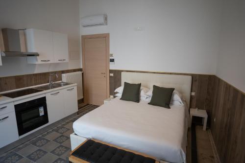 ein Schlafzimmer mit einem großen weißen Bett mit zwei Kissen in der Unterkunft Cala Baby Accommodation in Gravina in Puglia