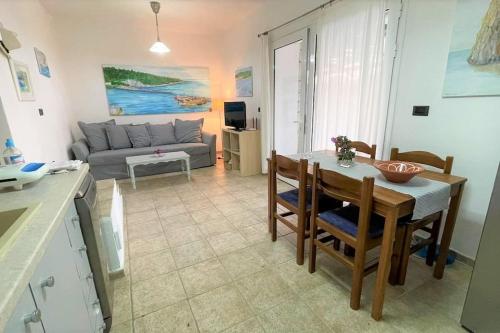 uma cozinha e sala de estar com uma mesa e um sofá em Mare Villa Ciel - Private pool - Sea View em Gaios
